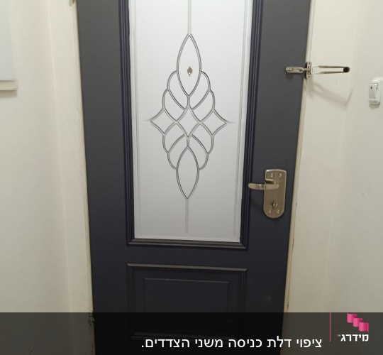 דלת עם עיצוב גיאומטרי במרכז